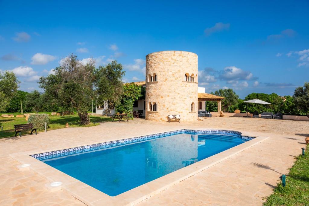 - Vistas al exterior de una villa con piscina en Sa Atalaya Vella, en Santanyí