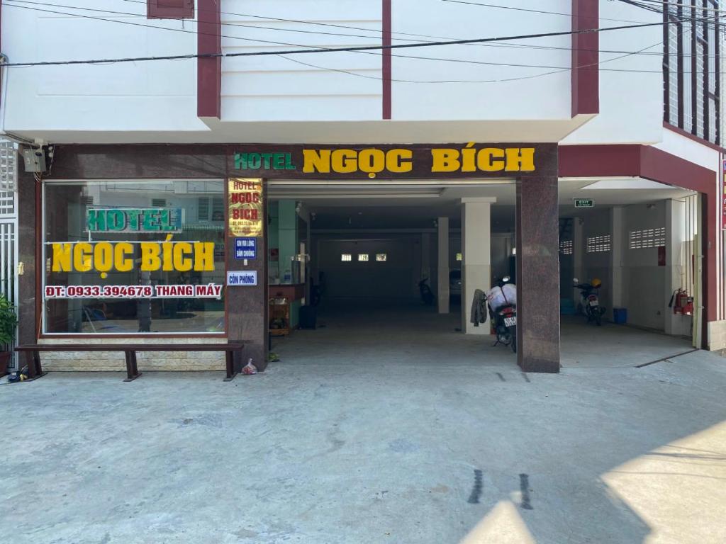 un negozio di morsi nogoco con un cartello davanti di Khách sạn Ngọc Bích a Phan Rang-Tháp Chàm