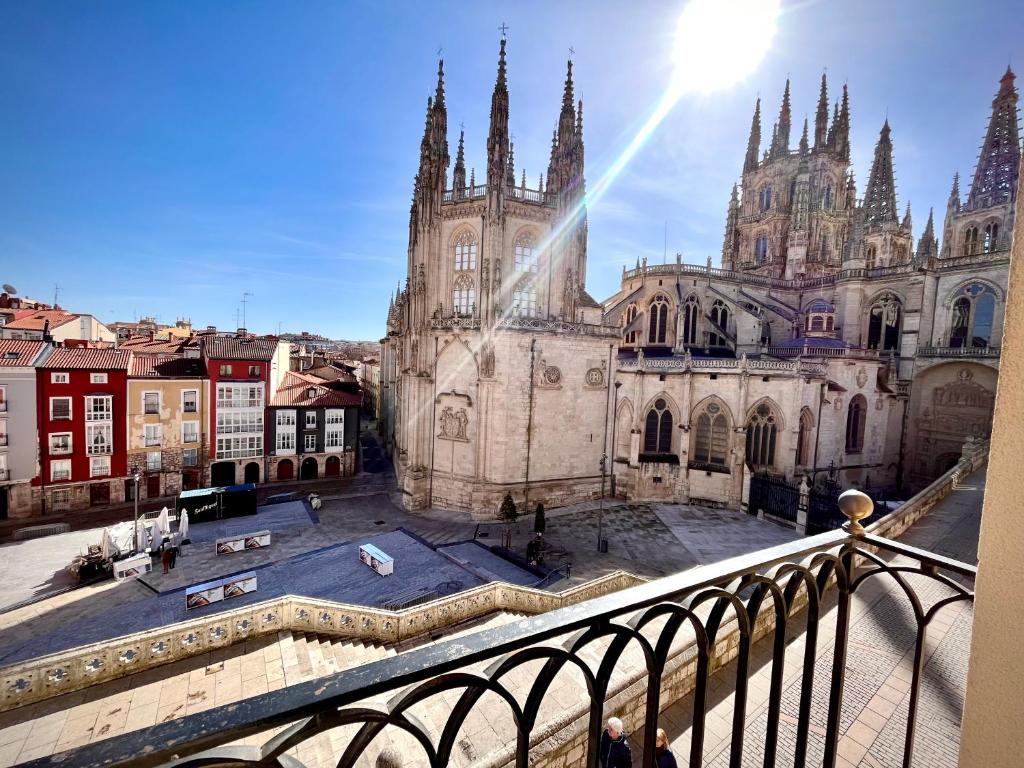 een balkon met uitzicht op een kathedraal bij Balcón con Vistas a la Catedral de Burgos- ATUAIRE- in Burgos