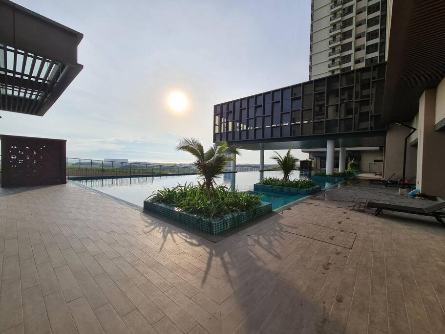 マラッカにあるLuxury Bali Homestayの大水面の建物