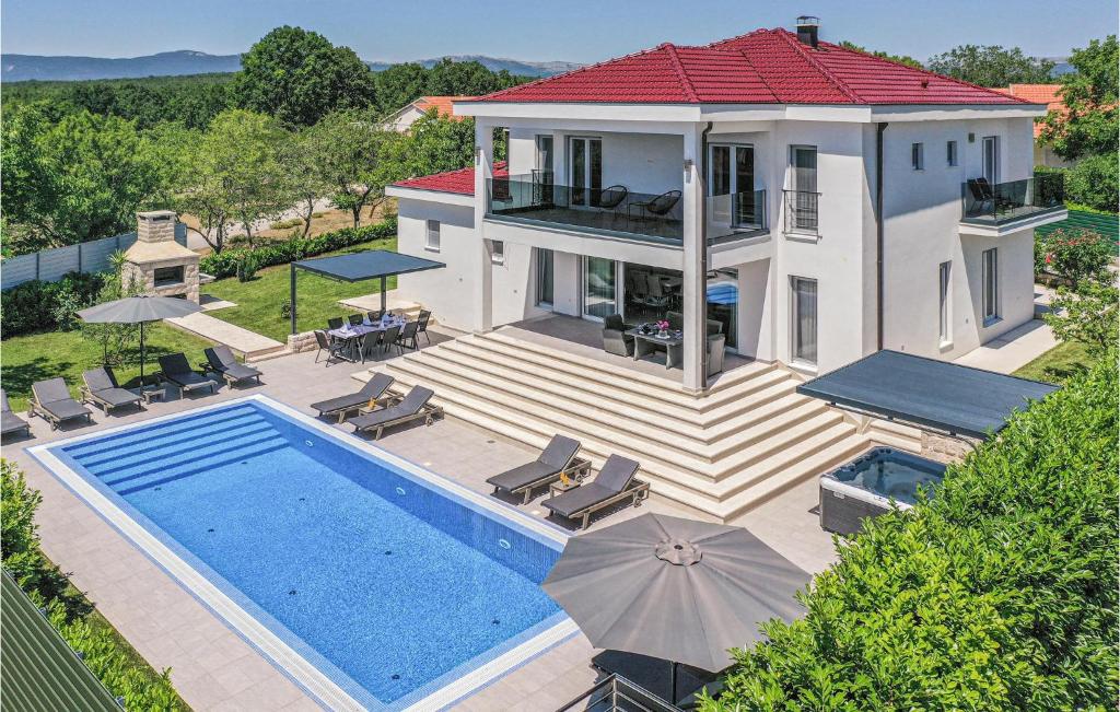 een luchtzicht op een huis met een zwembad bij Beautiful Home In Glavina Gornja With Wifi in Gornja Glavina