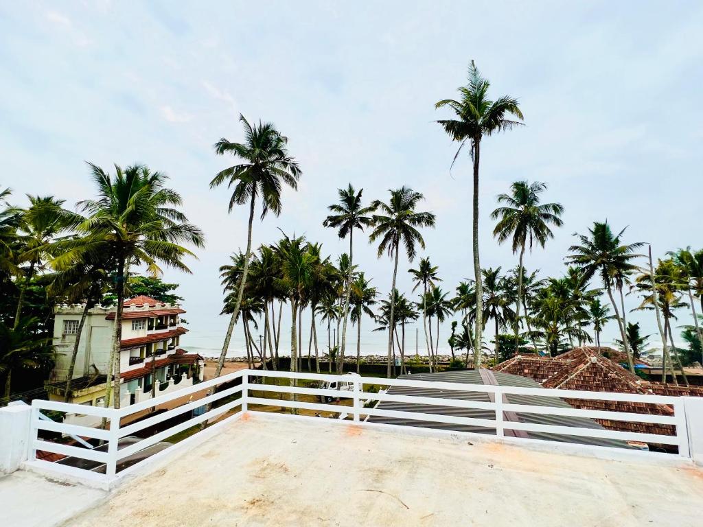vistas a la playa y a las palmeras en Sunset Ville Beach Resort, en Varkala