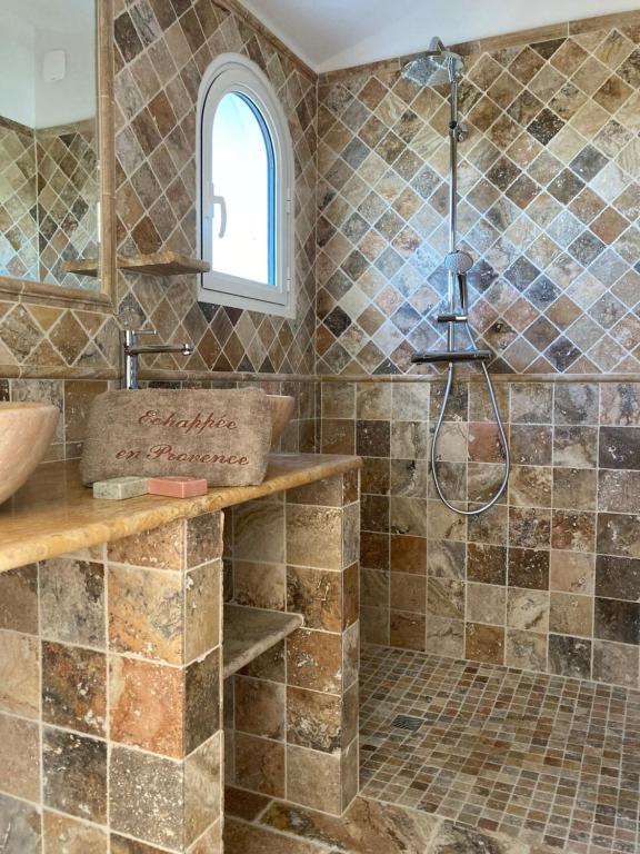 Kúpeľňa v ubytovaní Echappée en Provence Appartement Mont Mirail