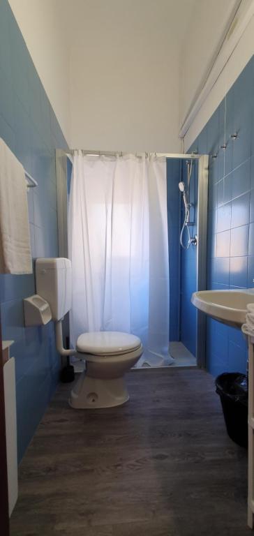 niebieska łazienka z toaletą i prysznicem w obiekcie Hotel Genesi we Florencji