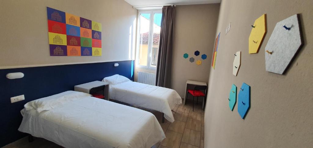 Łóżko lub łóżka w pokoju w obiekcie Hotel Genesi