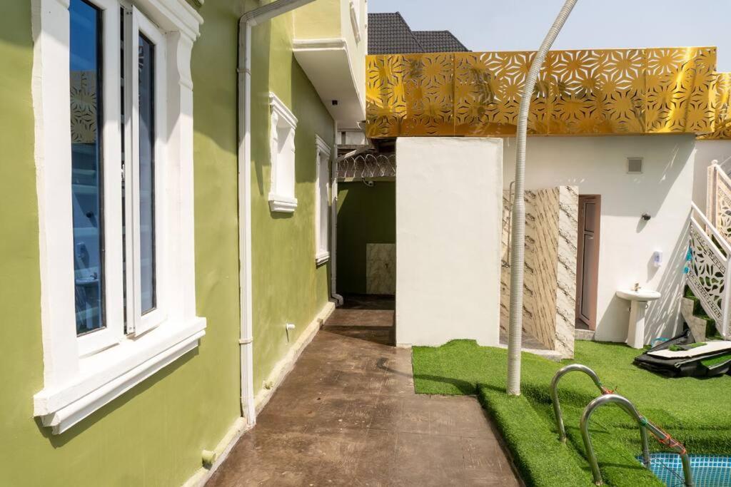 Posezení v ubytování Awesome 1-Bed-Apt With 24hrs Power & Fast WiFi