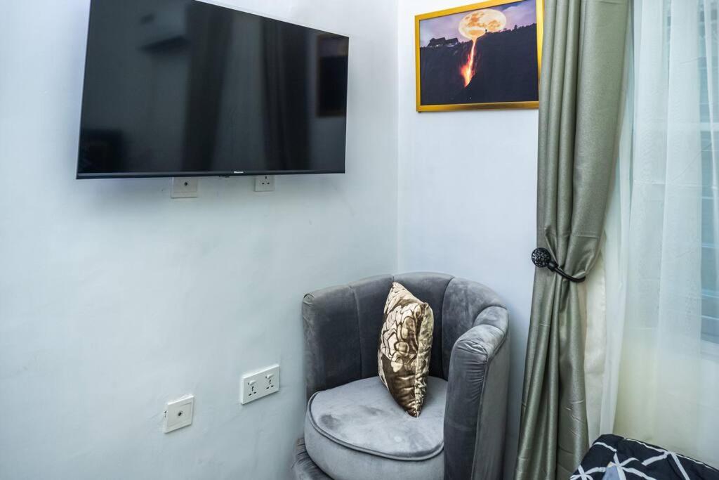TV a/nebo společenská místnost v ubytování Awesome 1-Bed-Apt With 24hrs Power & Fast WiFi