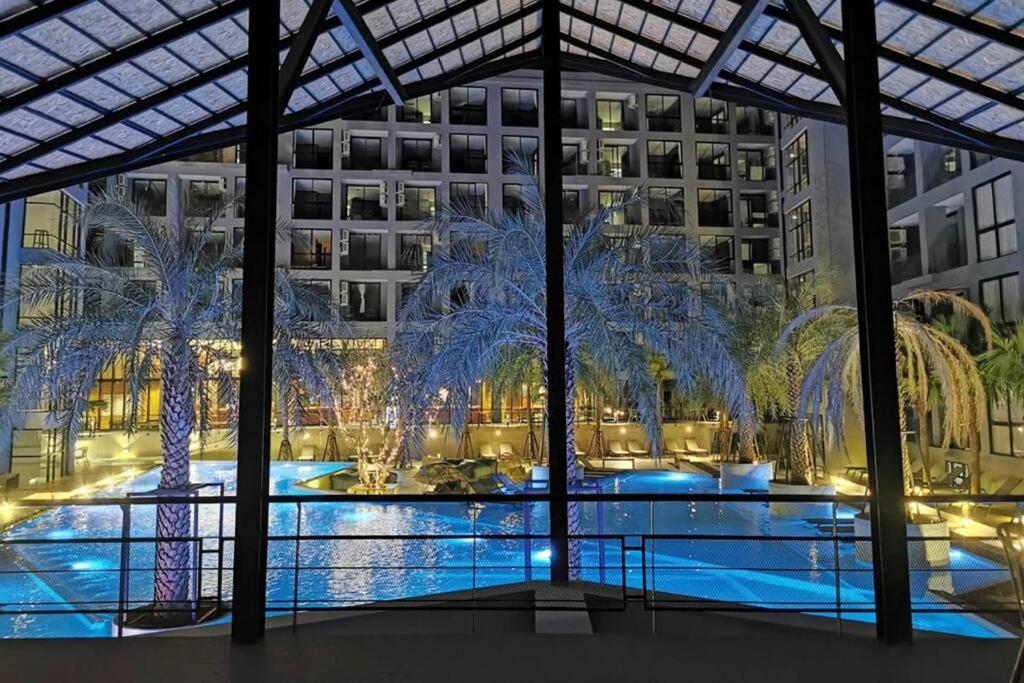 Bazén v ubytování Kamala Beach D68 Exclusive Junior Suite nebo v jeho okolí