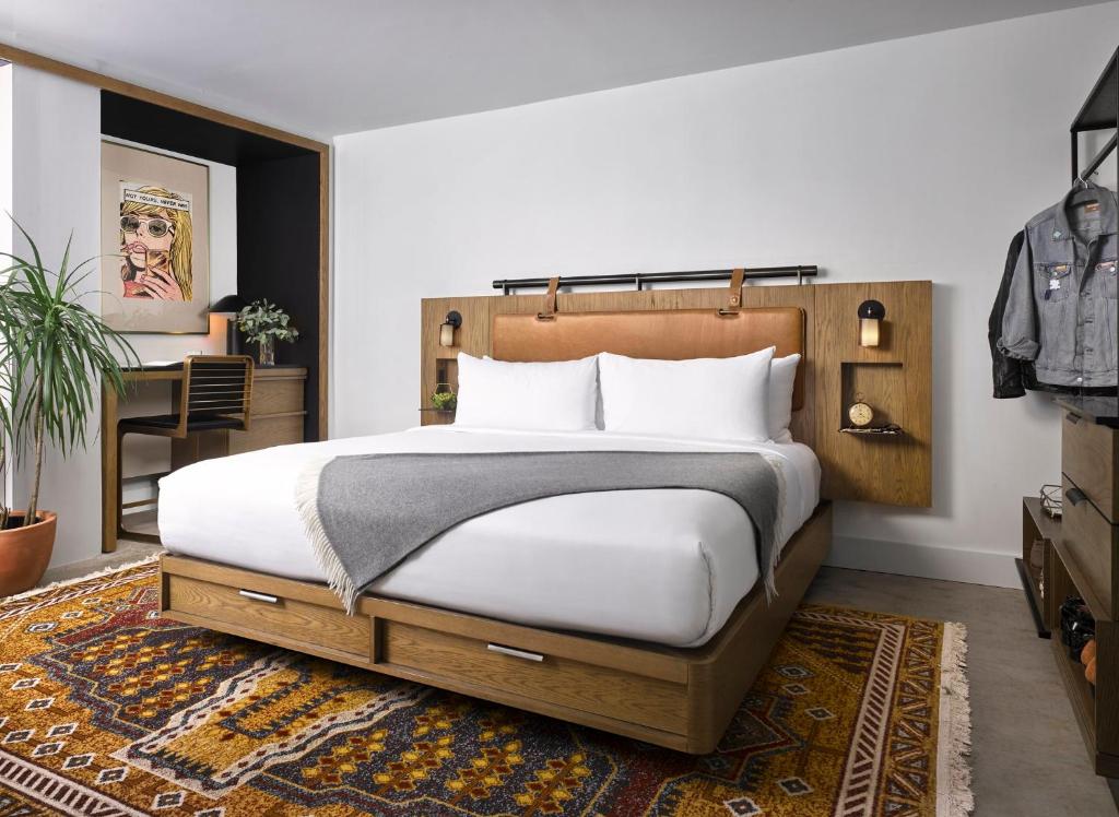 Vignette Collection Yours Truly DC, an IHG Hotel - Standard King Room With Courtyard View