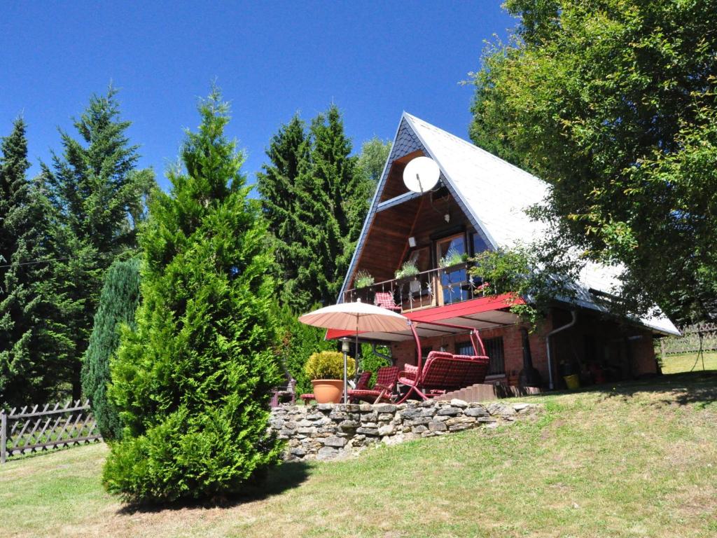 Cette petite maison dispose d'un toit de chaume et d'une terrasse couverte. dans l'établissement Chalet Alwin by Interhome, à Heidersbach