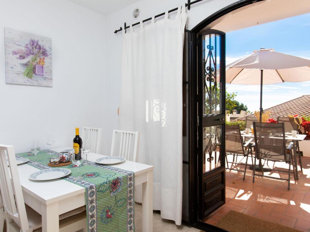 Patio alebo iná vonkajšia časť ubytovania Holiday Home Casita Feliz by Interhome