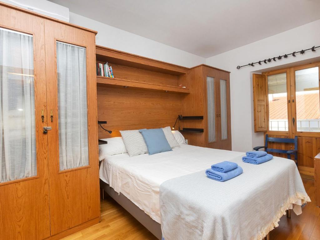 Posteľ alebo postele v izbe v ubytovaní Apartment Port Vilanova by Interhome