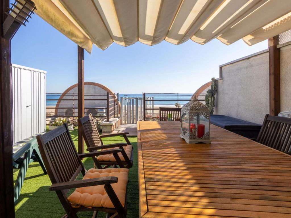 una terraza con sillas y una mesa con vistas al océano en Apartment Solarium by Interhome, en Torredembarra