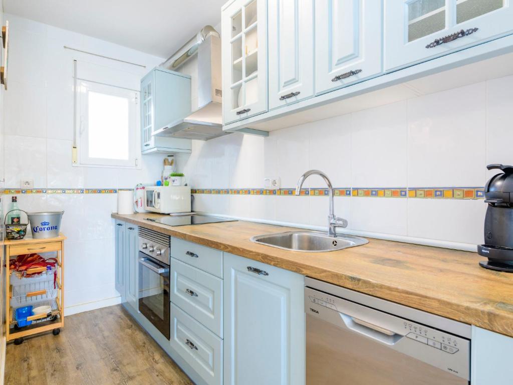 A kitchen or kitchenette at Holiday Home Brisa Mar by Interhome