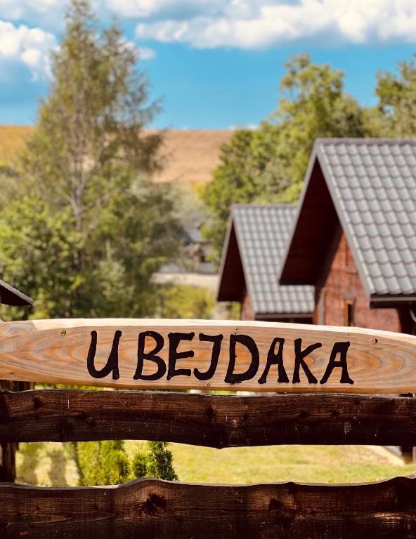 a wooden sign that reads l bee dakka on a fence at Domki u Bejdaka in Bereżnica Wyżna