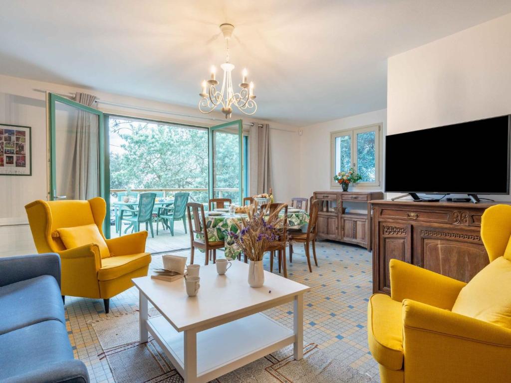 Televízia a/alebo spoločenská miestnosť v ubytovaní Holiday Home Ty Arno by Interhome