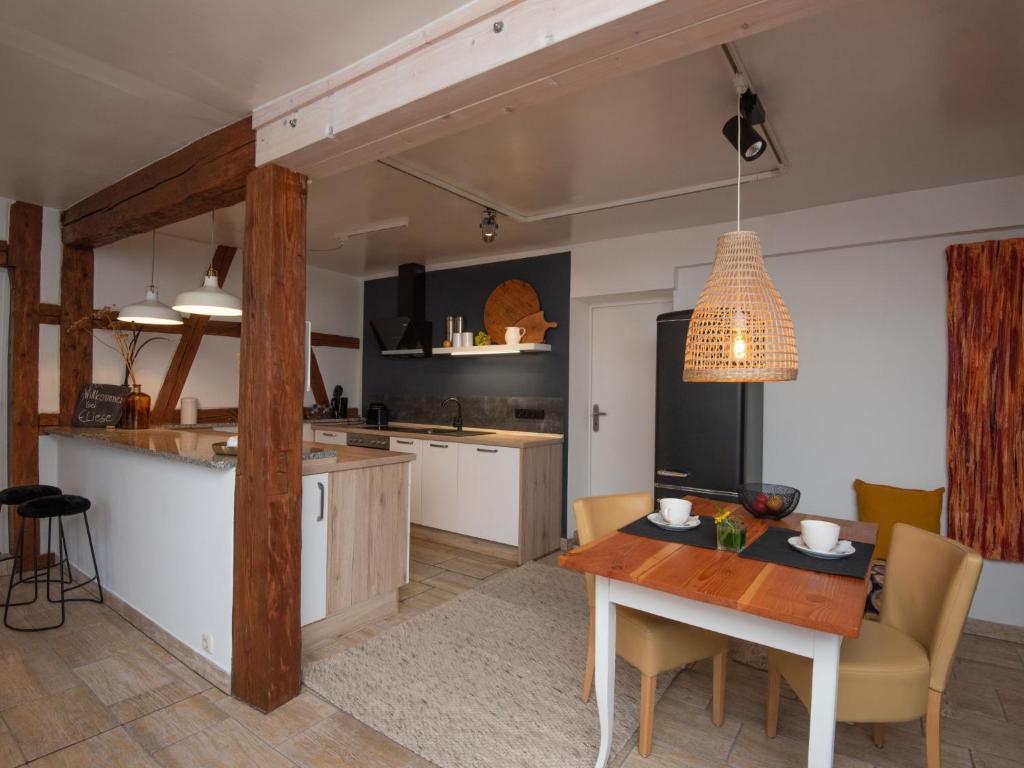 cocina y comedor con mesa y sillas en Apartment Eliese by Interhome, en Suhl