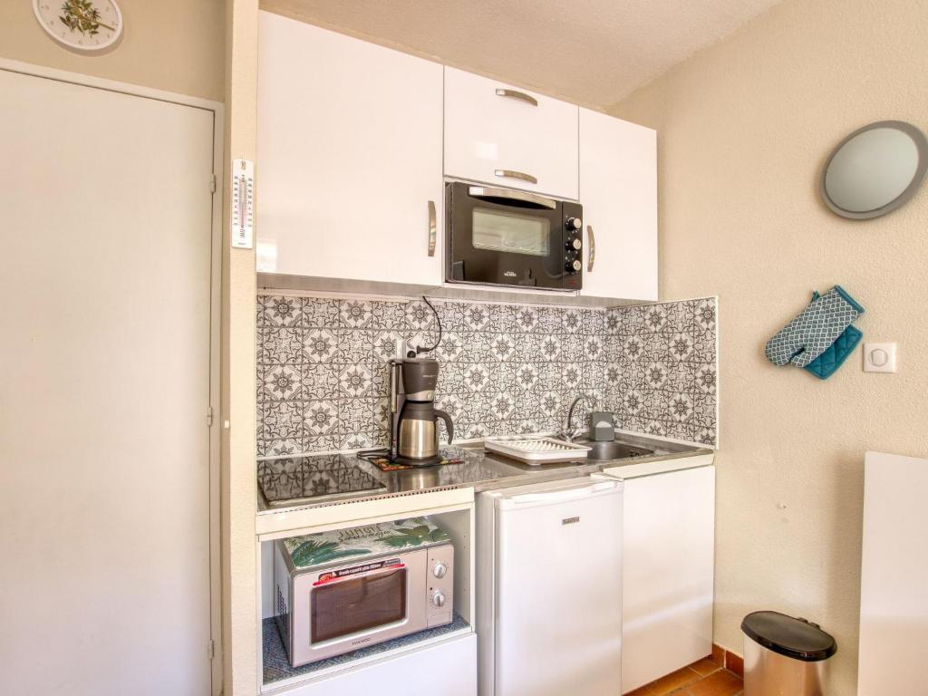 Kuchnia lub aneks kuchenny w obiekcie Studio Les Aigues Marines-65 by Interhome
