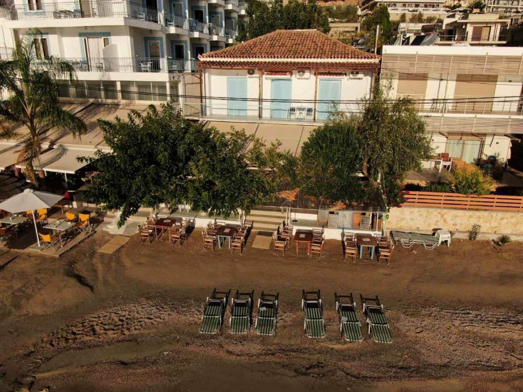 un groupe de chaises et de tables devant un bâtiment dans l'établissement Barbaressa, à Tolón