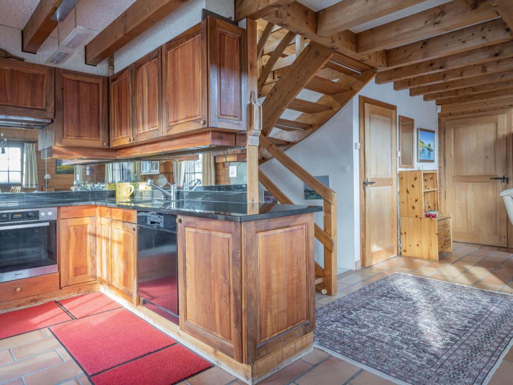 Kuchyň nebo kuchyňský kout v ubytování Chalet Le Sorbier by Interhome