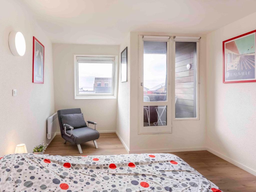 Posteľ alebo postele v izbe v ubytovaní Studio Les Marinas-14 by Interhome