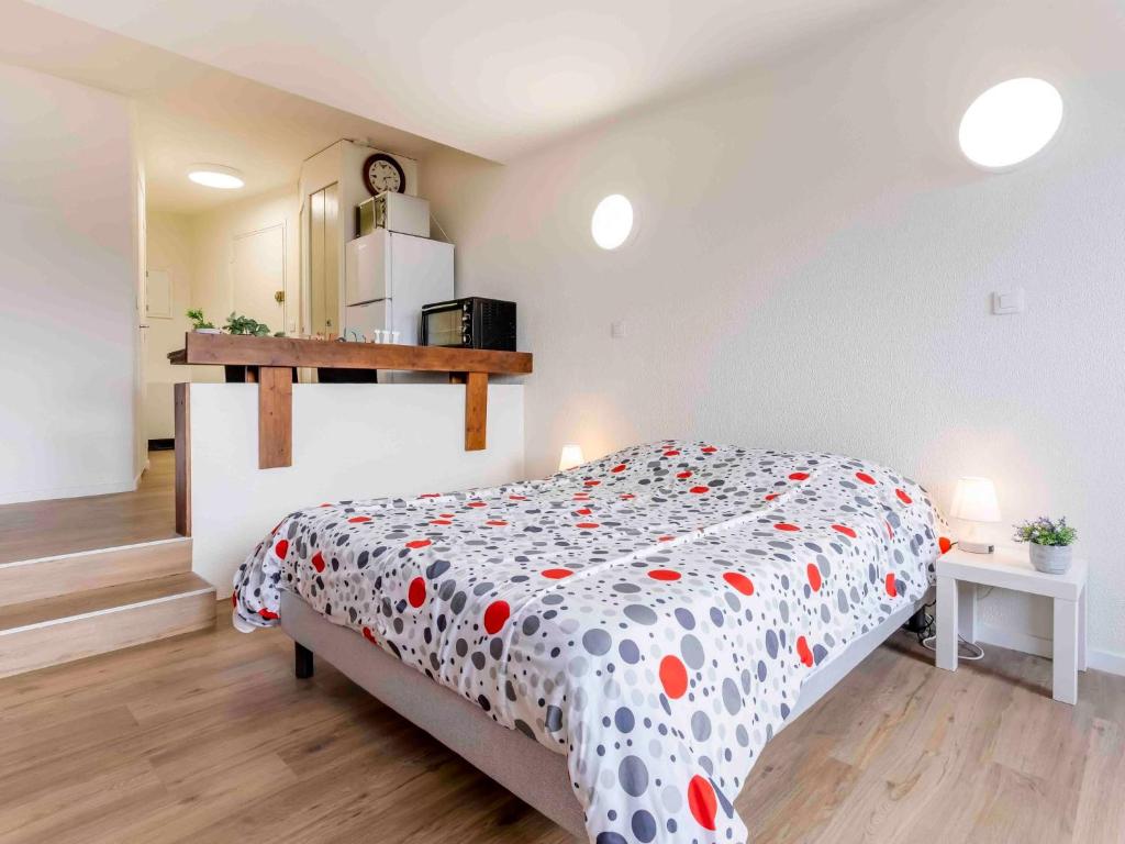 Posteľ alebo postele v izbe v ubytovaní Studio Les Marinas-14 by Interhome
