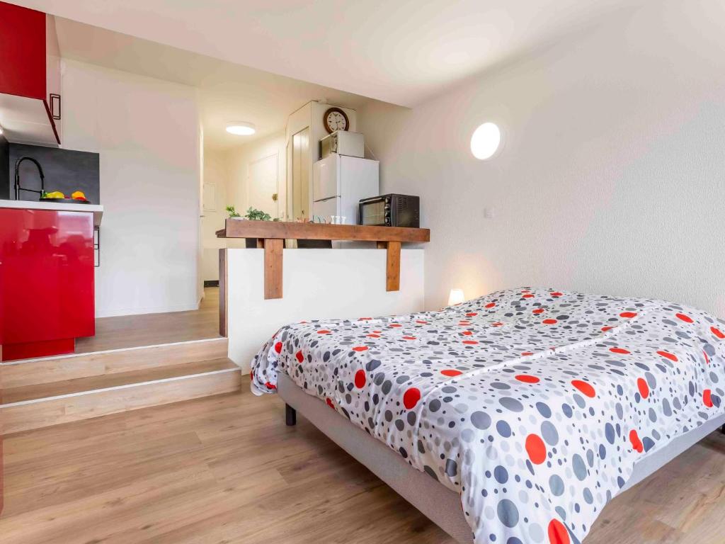 Posteľ alebo postele v izbe v ubytovaní Studio Les Marinas-14 by Interhome