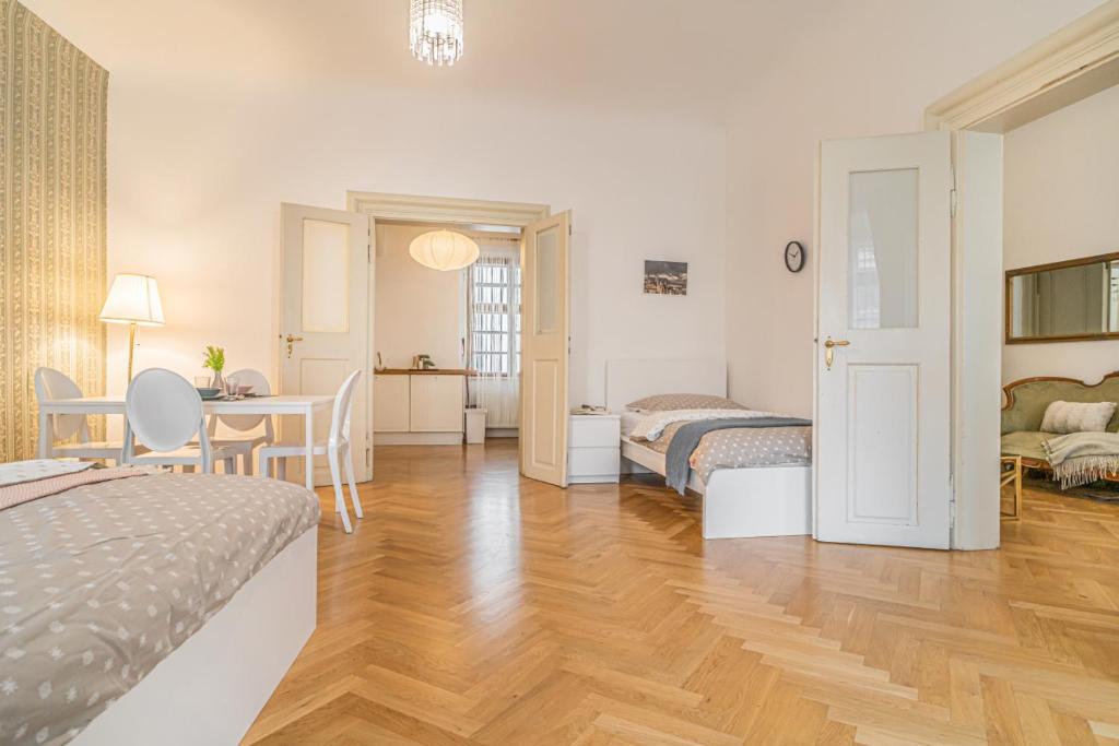 Bright & Spacious at Mala Strana, Charles Bridge 3 min of walk - Two-Bedroom Apartment