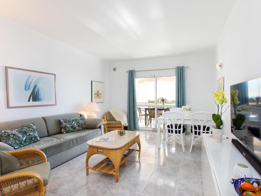 A seating area at Apartment Pinsapos by Interhome