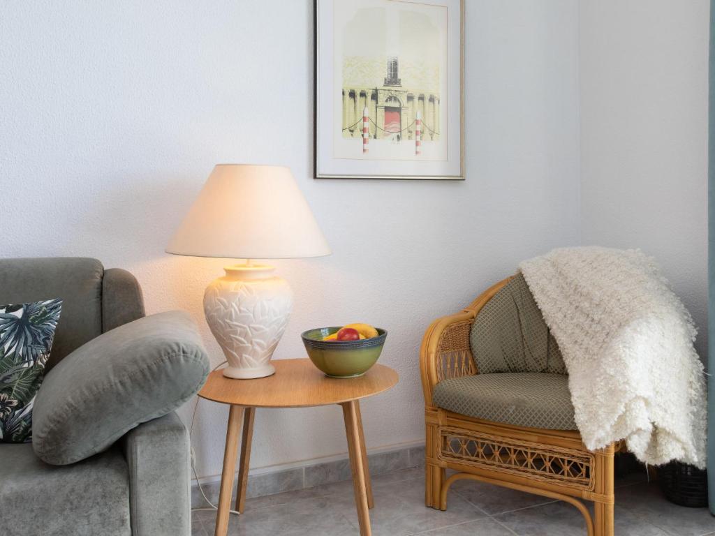 A seating area at Apartment Pinsapos by Interhome