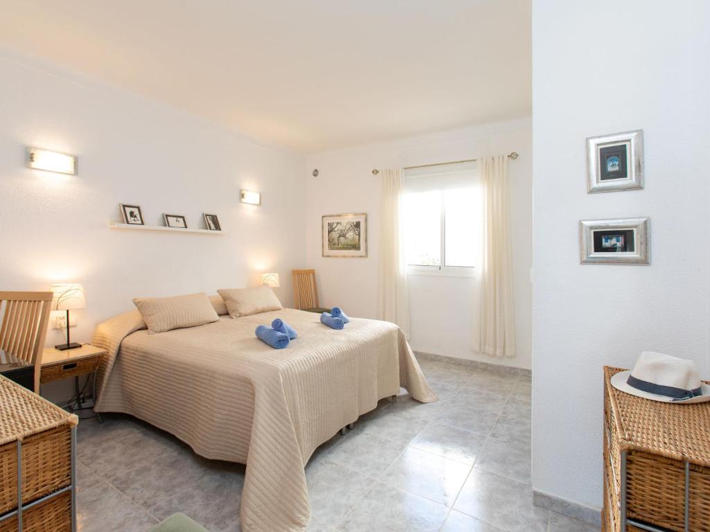A bed or beds in a room at Apartment Pinsapos by Interhome