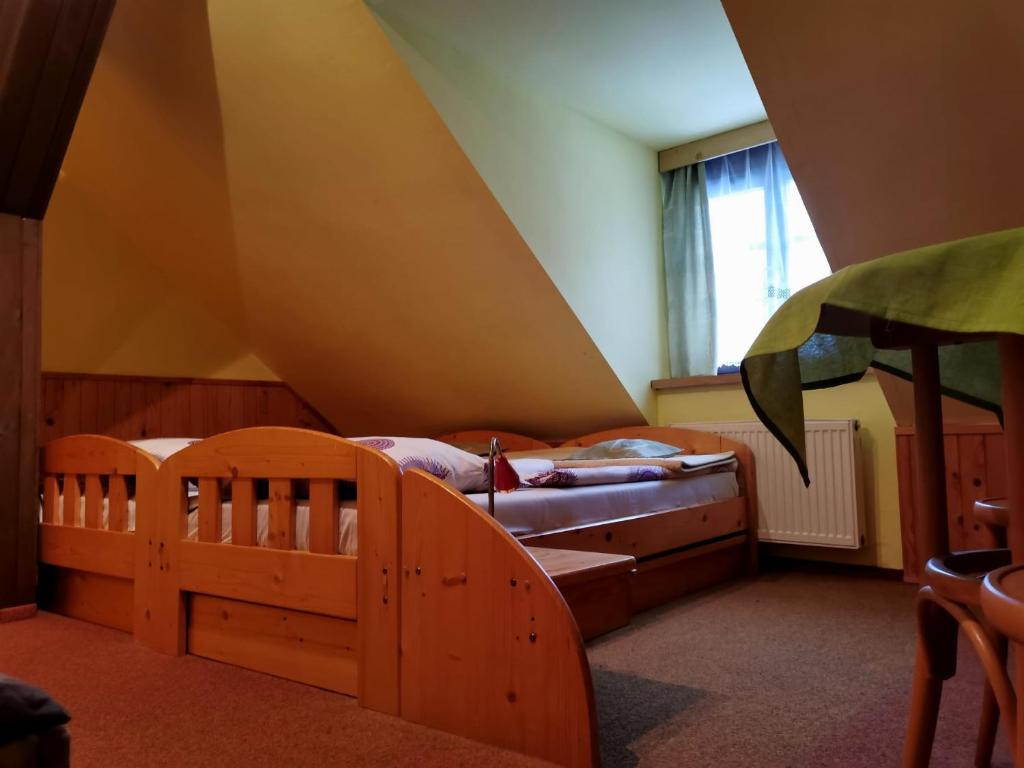 sypialnia z dwoma łóżkami piętrowymi i oknem w obiekcie Penzion U Hlaváčů w mieście Horní Maršov