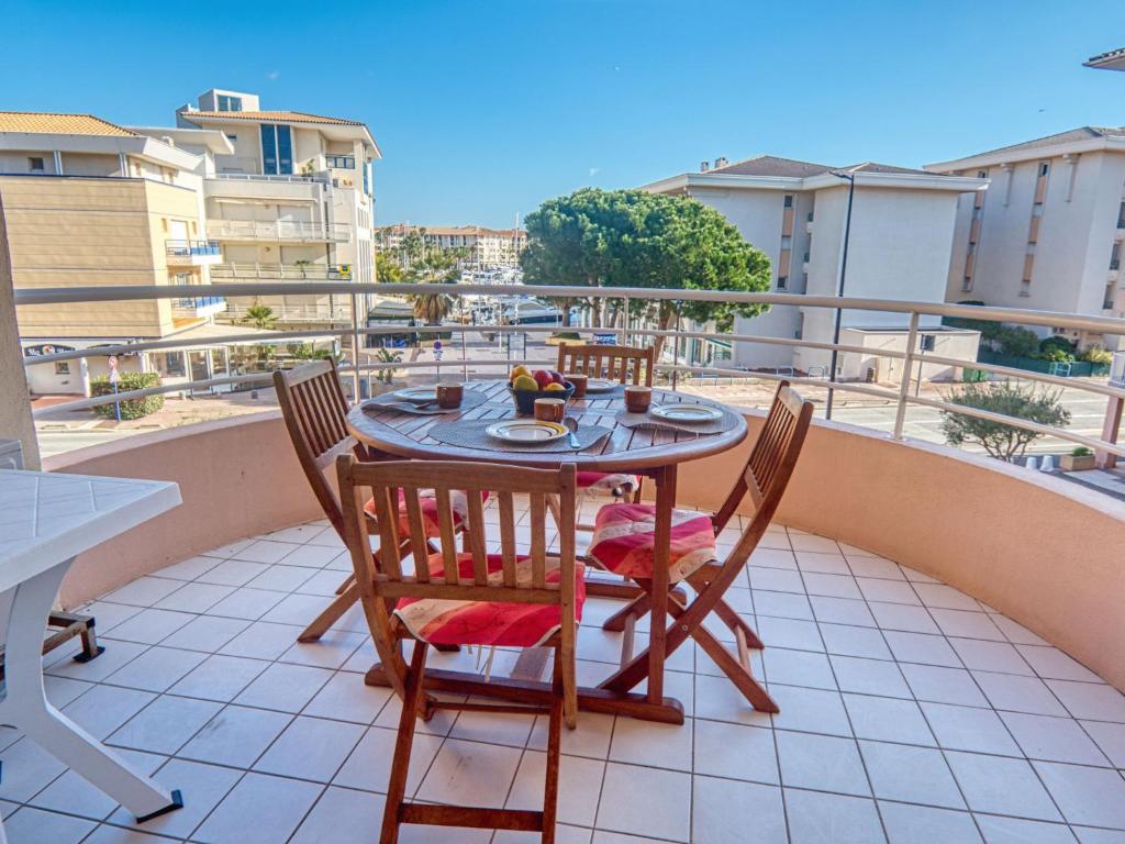 - un balcon avec une table et des chaises dans l'établissement Apartment Le Consul-2 by Interhome, à Fréjus