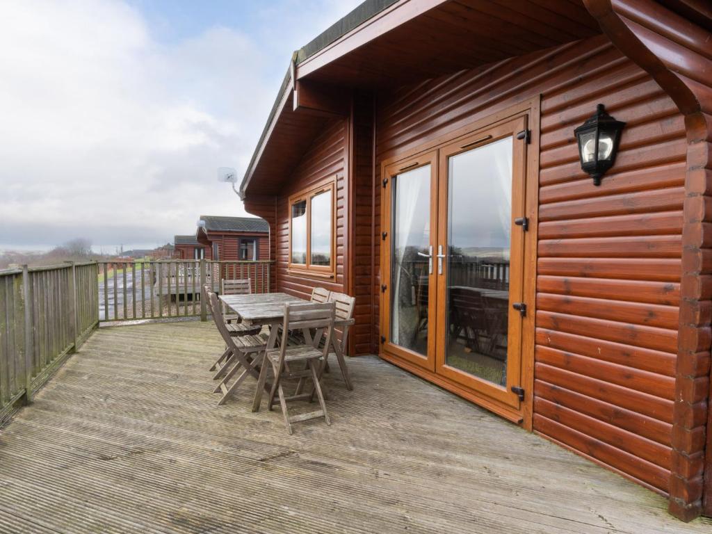 Balkón nebo terasa v ubytování Chalet Loch Leven Lodge 10 by Interhome
