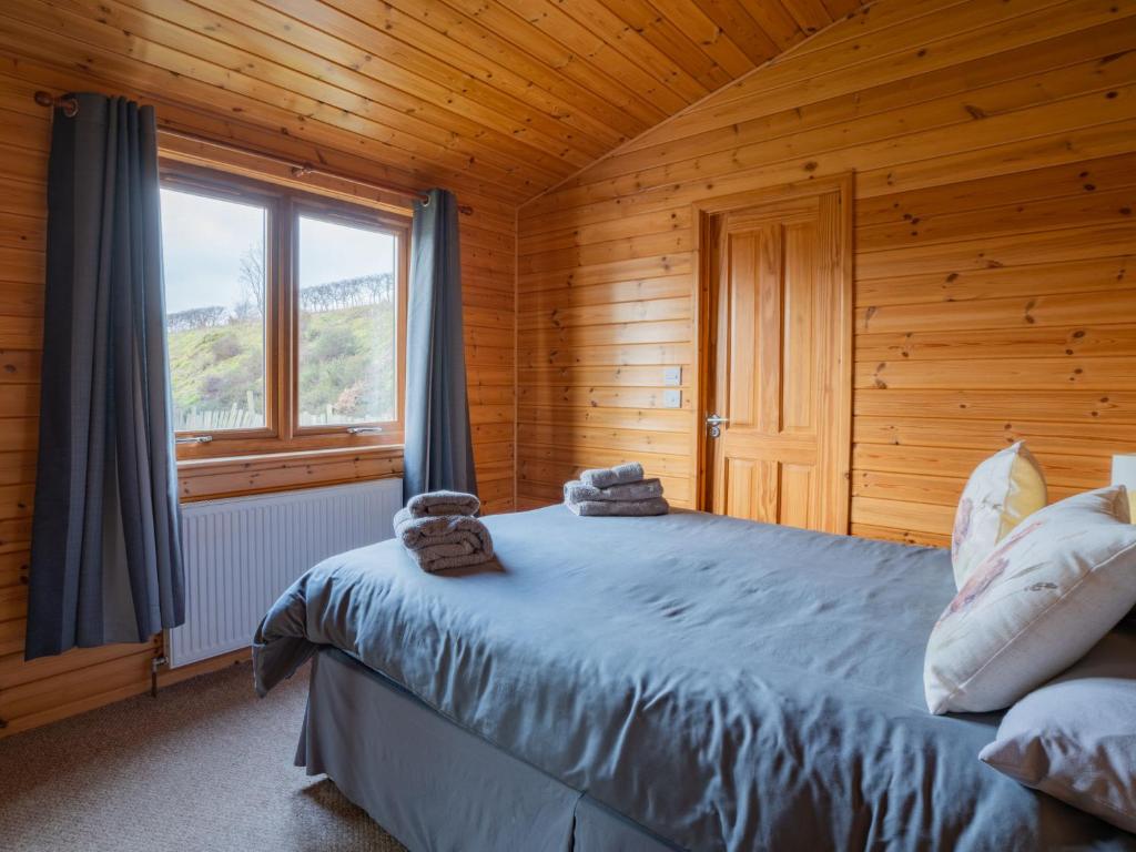 Postel nebo postele na pokoji v ubytování Chalet Loch Leven Lodge 10 by Interhome