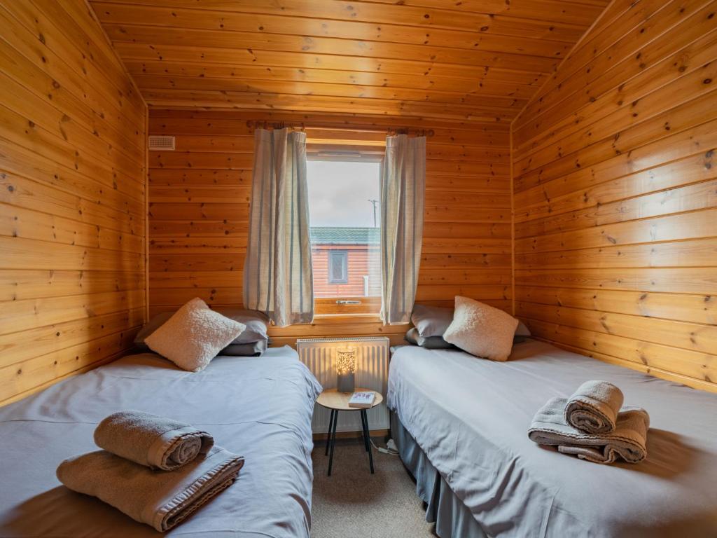 Postel nebo postele na pokoji v ubytování Chalet Loch Leven Lodge 10 by Interhome