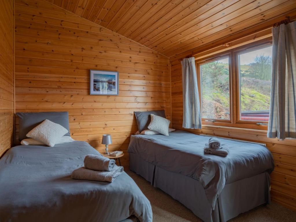 Postel nebo postele na pokoji v ubytování Chalet Loch Leven Lodge 10 by Interhome