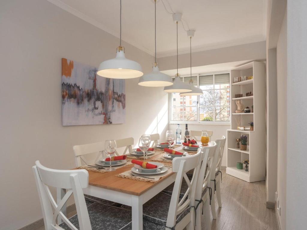 ein Esszimmer mit einem Tisch und weißen Stühlen in der Unterkunft Apartment Olivais by Interhome in Lissabon