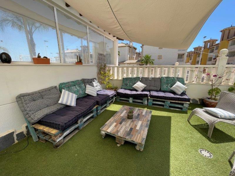 eine Terrasse mit Sofas und einem Tisch auf dem Balkon in der Unterkunft Pinet beach 86 in Elche