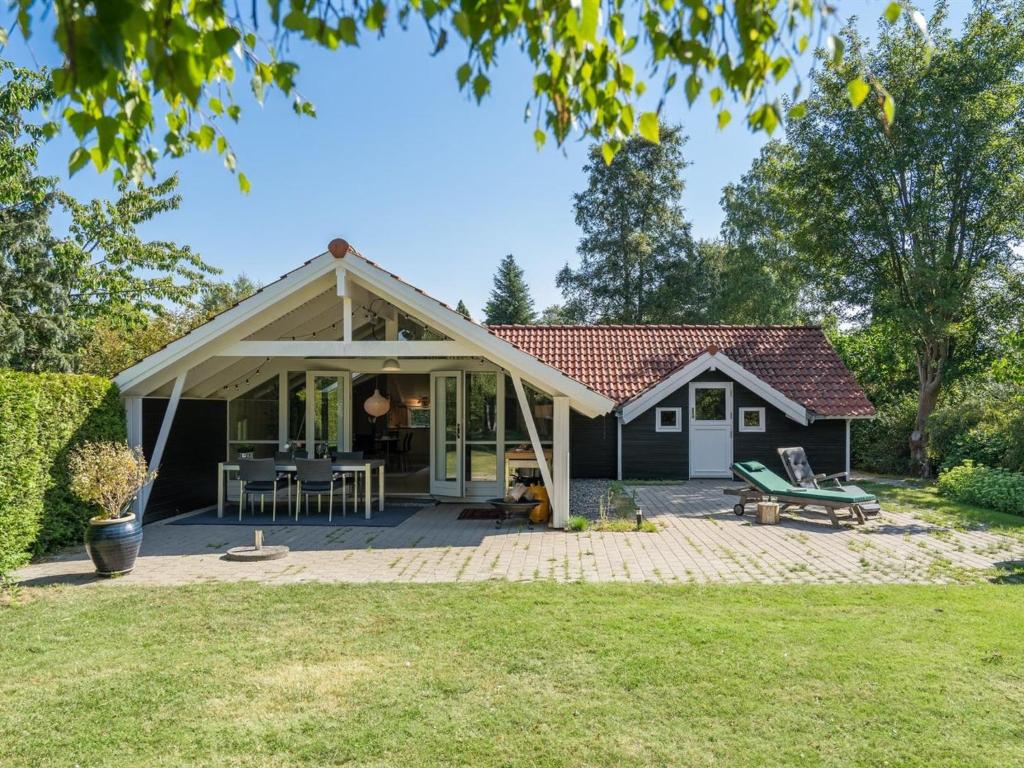 Casa con porche y patio en Holiday Home Liselotta - 550m from the sea in Sealand by Interhome, en Hornbæk