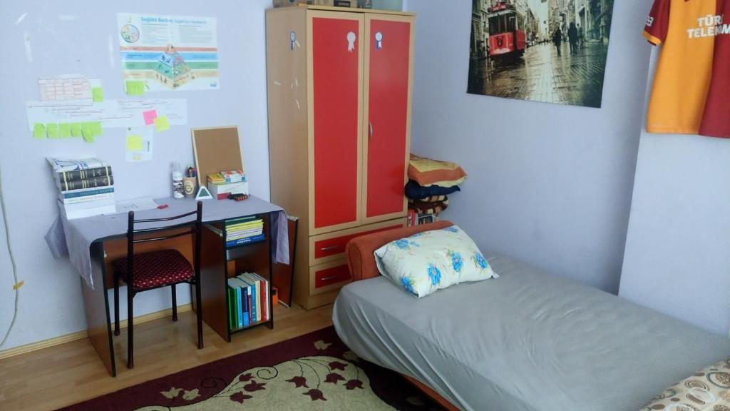 niewielka sypialnia z łóżkiem i biurkiem w obiekcie Private Room in Istanbul #62 w Stambule