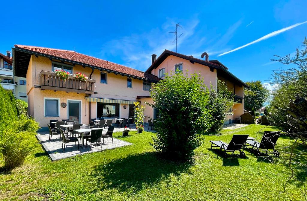 ein Haus mit einem Tisch und Stühlen im Hof in der Unterkunft KAISERS das kleine Stadthotel in Sonthofen