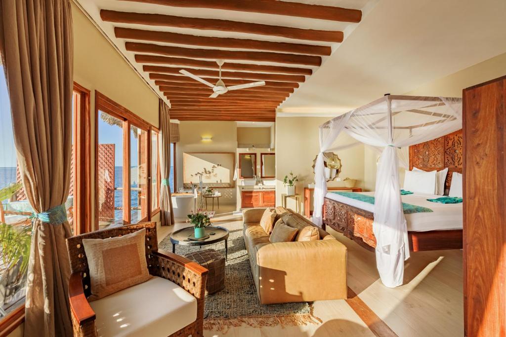 Posezení v ubytování Konokono Beach Resort and Isaraya Luxury Overwater Villas
