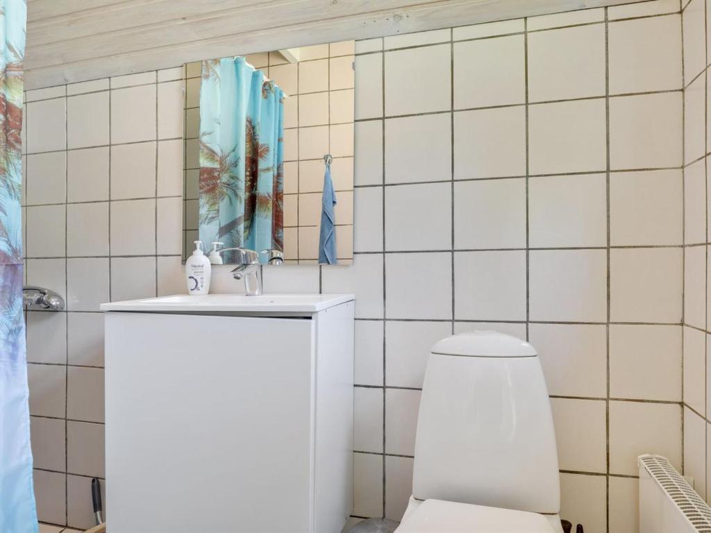Koupelna v ubytování Holiday Home Lillesol - 400m from the sea by Interhome