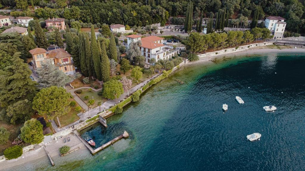 una vista aérea de un lago con barcos en él en Villa Mimosa au Lac - Estella Hotels Italia, en Toscolano Maderno