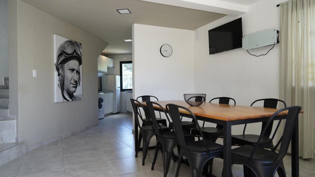 里約塞巴洛斯的住宿－Eos Sporthaus，一间带木桌和椅子的用餐室