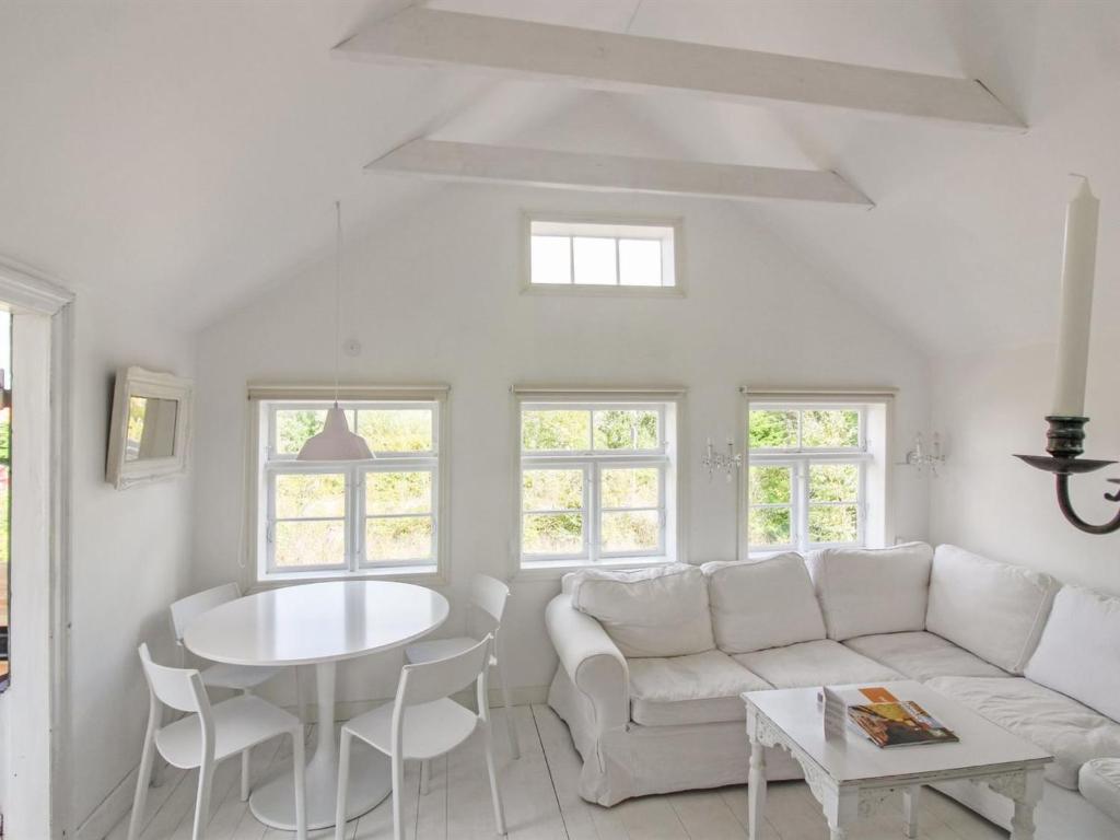 Posezení v ubytování Holiday Home Kerstin - 100m from the sea by Interhome