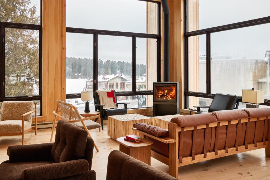 sala de estar con sofá y chimenea en Bluebird Lake Placid, en Lake Placid