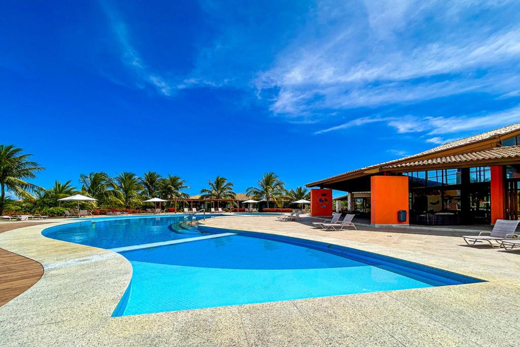 una piscina frente a un complejo en Casa com piscina na Costa do Sauípe BA, en Matta de São João