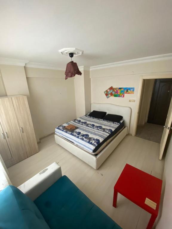 een kleine kamer met een bed en een bank bij Private Room in Istanbul #64 in Istanbul